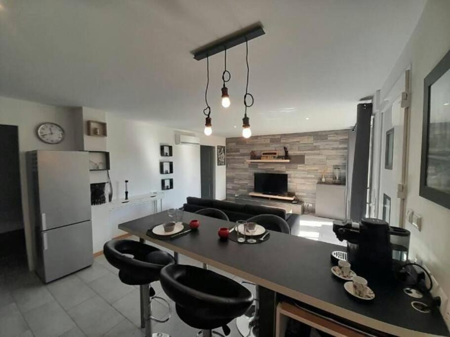 Appartement Spacieux &Tres Calme. Spacious & Very Quiet Apartment. Carros Buitenkant foto