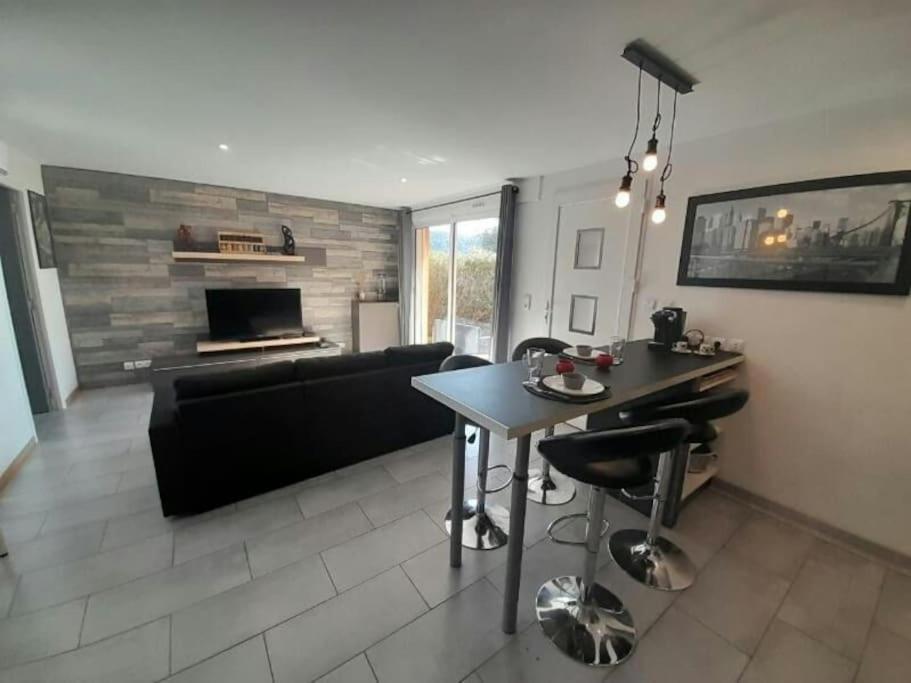 Appartement Spacieux &Tres Calme. Spacious & Very Quiet Apartment. Carros Buitenkant foto